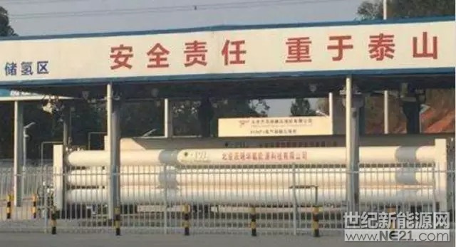 騙補事件讓人們開始反思強刺激政策是否真能帶來產(chǎn)業(yè)進步和彎道超車？回顧中國風電和光伏至今仍嚴重依賴補貼的現(xiàn)實，偏離了市場機制的政府規(guī)劃和粗放補貼，會誘發(fā)跑偏了的羊群效應，消弱多元化的研發(fā)布局，錯失更好的技術路線。我們在混動技術上的落后就跟單一的“頂層規(guī)劃”有關