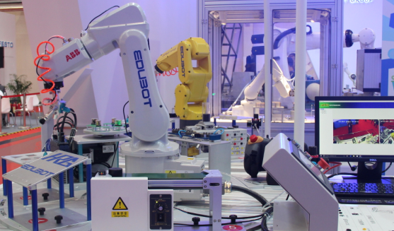 
                    
	隨著機(jī)器人和物聯(lián)網(wǎng)等技術(shù)的應(yīng)用，制造業(yè)工廠的運(yùn)作方式發(fā)生了改變。今天，工廠的效率在提高，生產(chǎn)線變得更穩(wěn)定，工人的能力和生產(chǎn)力不斷上升，員工受到了更好的保護(hù)，因?yàn)椴辉傩枰佑|骯臟和執(zhí)行危險(xiǎn)的動(dòng)作