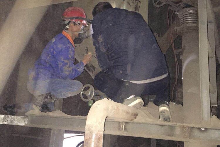 　　近日，浙江省計(jì)量院為杭州某環(huán)保科技有限公司研制了基于散狀粉煤灰微波質(zhì)量計(jì)量裝置校準(zhǔn)系統(tǒng)，解決了企業(yè)粉煤灰?guī)齑鏌o法在線計(jì)量的難題，為工業(yè)固體廢物污染治理和綜合利用的在線計(jì)量問題提供了可參范本，為浙江省綠色工業(yè)發(fā)展提供計(jì)量支撐。  　　粉煤灰是一種垃圾焚燒處理后的廢渣，近些年作為重要的混合材，被廣泛應(yīng)用于水泥生產(chǎn)中，但是其在線計(jì)量和溯源是一項(xiàng)難題