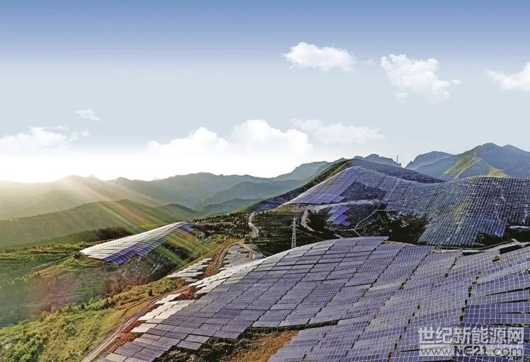 新能源在造富的同時(shí)，也在制造著混亂，瘋狂逐利的集體狂歡，將一去不復(fù)返，大洗牌已經(jīng)來臨。

在過去的十年，中國的產(chǎn)業(yè)經(jīng)濟(jì)中，如果還有另一個(gè)產(chǎn)業(yè)的火熱可以和互聯(lián)網(wǎng)相比，那也許是光伏