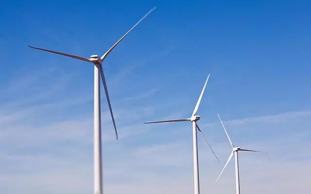  　　2017年，首次出現(xiàn)國(guó)內(nèi)新增新能源裝機(jī)容量超過(guò)傳統(tǒng)能源的拐點(diǎn)，是新能源將快速成為主體能源的重要標(biāo)志，大力發(fā)展新能源已成為各開發(fā)企業(yè)和電力裝備業(yè)的共識(shí)。風(fēng)電、光伏、生物質(zhì)能等新能源產(chǎn)業(yè)可持續(xù)發(fā)展空間廣闊，催生了一批優(yōu)秀企業(yè)誕生，并成為國(guó)際知名新能源開發(fā)、裝備制造及智慧能源管理運(yùn)營(yíng)的領(lǐng)軍者