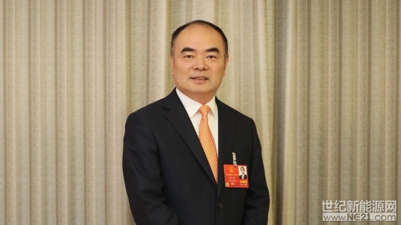 作為光伏行業(yè)為數(shù)不多的兩會代表，圍繞光伏行業(yè)的進(jìn)一步發(fā)展，全國人大代表、陽光電源董事長曹仁賢在安徽團(tuán)駐地接受了記者采訪。



中國能源報：今年兩會帶來哪些議案建議？

曹仁賢：今年，我建議進(jìn)一步做好可再生能源規(guī)劃