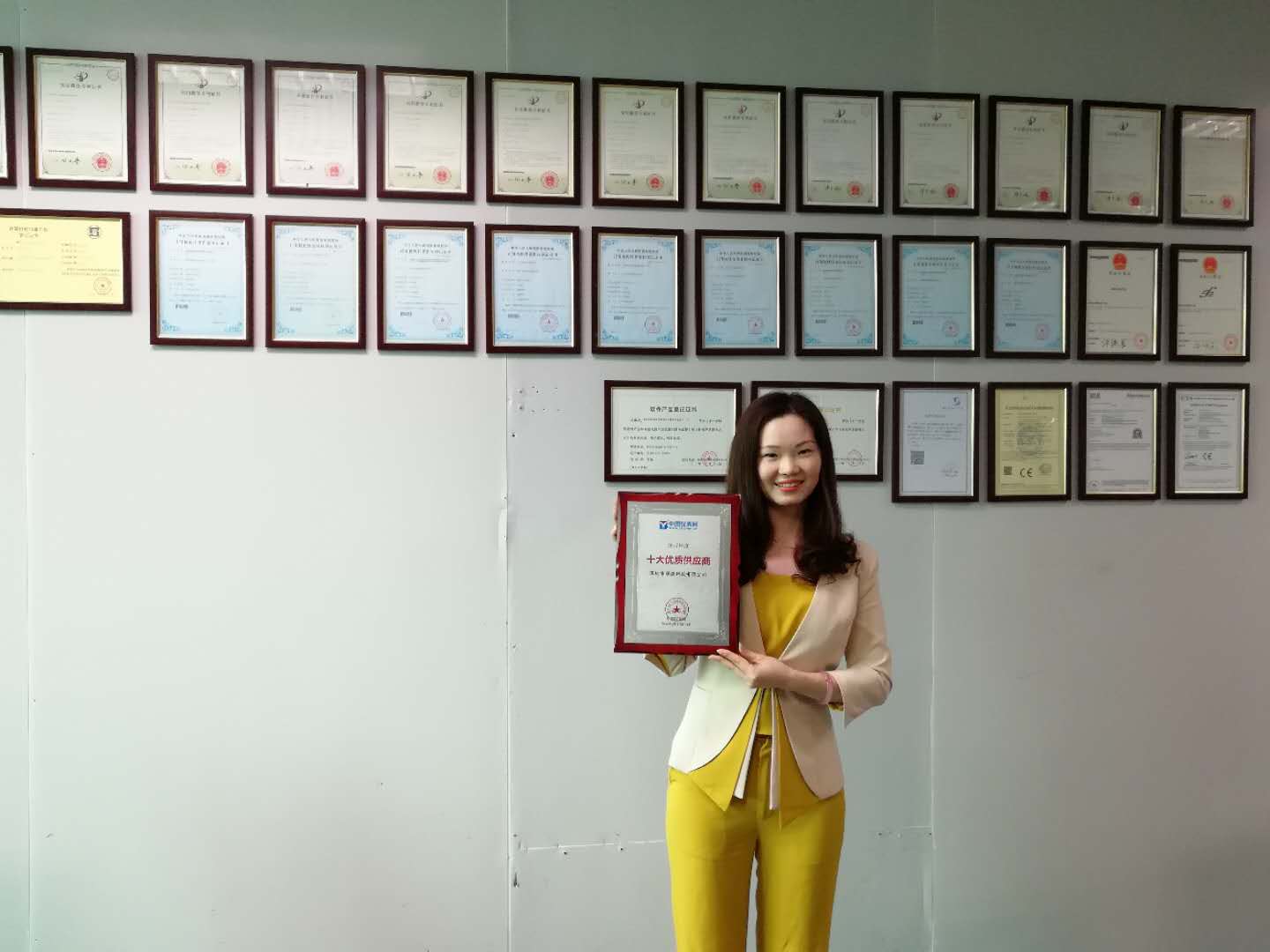 　　2018年1月29日，備受矚目的“2017年度儀表行業(yè)線上年度盛典”之“十大優(yōu)質供應商”評選落下帷幕。其中，深圳市順源科技有限公司憑借先進的產品、一流的品質和優(yōu)質的服務成功入選“十大優(yōu)質供應商”！ 　　深圳市順源科技有限公司成立于2002年9月，是一家專注于模擬電子技術高端應用研發(fā)的企業(yè)，經過十多年的耕耘與發(fā)展，公司已發(fā)展成為一家規(guī)模適中、品種齊全的工業(yè)信息化、智能化行業(yè)專用模擬混合集成電路、數據采集器等電子信息產品制造