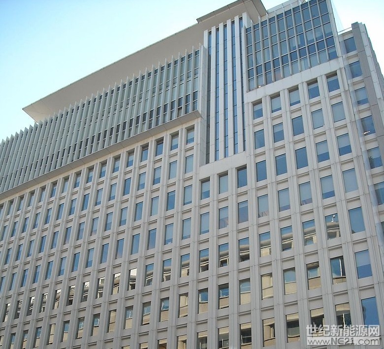 


位于美國(guó)華盛頓的世界銀行總部。

Wikimedia Commons, AgnosticPreachersKid
世界銀行上周批準(zhǔn)了一項(xiàng)2.5億美元的新?lián)７桨?，將通過(guò)阿根廷的可再生能源基金(FODER)實(shí)施，支持阿根廷能源和礦業(yè)部RenovAr方案下的私人投資清潔能源項(xiàng)目，以促進(jìn)該國(guó)自然資源的可持續(xù)利用，并幫助其實(shí)現(xiàn)減緩氣候變化的目標(biāo)