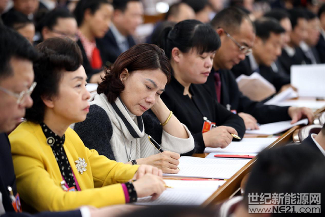 今年的全國(guó)兩會(huì)上，全國(guó)人大代表、格力電器董事長(zhǎng)董明珠有一項(xiàng)關(guān)于光伏直流發(fā)電的建議。董明珠建議加快推進(jìn)光伏直驅(qū)技術(shù)的相關(guān)政策、標(biāo)準(zhǔn)制定，推動(dòng)分布式光伏發(fā)電自發(fā)自用在國(guó)內(nèi)的發(fā)展