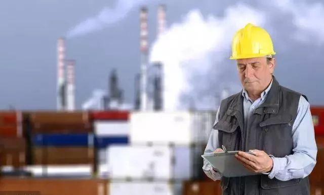 
                    
	從技術(shù)上而言，工業(yè)互聯(lián)網(wǎng)是通過對(duì)工業(yè)企業(yè)設(shè)備的數(shù)據(jù)的接入，通過工業(yè)互聯(lián)網(wǎng)平臺(tái)搭載的工業(yè)APP進(jìn)行數(shù)據(jù)歸納和分析，實(shí)現(xiàn)工業(yè)服務(wù)產(chǎn)業(yè)鏈的優(yōu)化和創(chuàng)新，進(jìn)而促進(jìn)實(shí)體經(jīng)濟(jì)振興、加快轉(zhuǎn)型升級(jí)。 


	 


	從商業(yè)上而言，工業(yè)互聯(lián)網(wǎng)首先面臨的問題瓶頸是制造業(yè)用戶憑什么為工業(yè)互聯(lián)網(wǎng)買單？如何接入更多的設(shè)備？用什么樣的方式接入？ 


	制造企業(yè)憑什么為工業(yè)互聯(lián)網(wǎng)買單？ 


	不同于消費(fèi)領(lǐng)域需求，工業(yè)企業(yè)一開始就需要明確工業(yè)解決方案為其帶來增值，言下之意，工業(yè)企業(yè)需要明