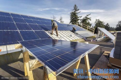                                                                                                                                                                     
	　　2017年分布式光伏的迅猛勢頭已經(jīng)初步顯露，分布式光伏新增裝機(jī)規(guī)模超過19GW，同比增速超過360%，成為2017年市場發(fā)展的新亮點。

	　　分布式光伏電站資產(chǎn)大多位于中東