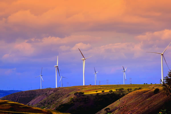                                         
	　　近日，美國能源部(DOE)宣布向“海上風電研發(fā)聯(lián)盟”資助1850萬美元，旨在強化公私合作加快海上風電技術研發(fā)突破，解決海上風電資源評估、物理場地表征選址、運營和維護以及供應鏈技術等一系列問題。美國正在利用新興海上風電市場的動力，推出首個商業(yè)化海上風電項目Block Island風電場以及在沿海地區(qū)的其他項目