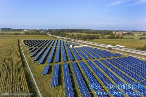                                                                                                                                                                     
	　　特朗普政府近期實(shí)施的對(duì)進(jìn)口光伏電池和組件征收30％關(guān)稅在國(guó)際太陽(yáng)能行業(yè)中不受歡迎。截至周五晚上申請(qǐng)豁免的最后期限，超過(guò)20家制造商被要求免除其產(chǎn)品關(guān)稅