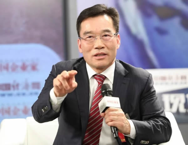                                         
	　　全國人大代表、廣東省工商聯(lián)副主席、明陽新能源投資控股集團(tuán)有限公司董事長、明陽智慧能源集團(tuán)股份有限公司董事長兼CEO張傳衛(wèi)。

	

	　　按照黨的十九大要求，今后決勝全面建成小康社會的三年中，要重點抓好防范化解重大風(fēng)險、精準(zhǔn)脫貧、污染防治三大攻堅戰(zhàn)