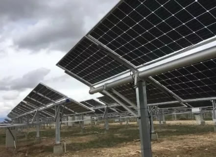                                         
	　　自2015年國家光伏“領(lǐng)跑者”計劃實施以來，光伏組件轉(zhuǎn)換效率提升進(jìn)入加速期，與此同時也開啟了組件技術(shù)的“高效時代”。其中，既具有高轉(zhuǎn)換效率又可實現(xiàn)商業(yè)化批量生產(chǎn)的莫過于PERC組件，2016~2017年從領(lǐng)跑者項目到普通光伏電站，發(fā)電量得到大幅提升，PERC技術(shù)日趨成熟，迭代傳統(tǒng)組件技術(shù)成為主流