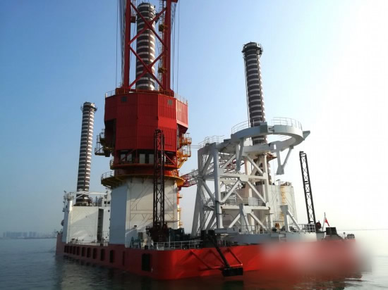                                         
	　　記者14日從海上福州領(lǐng)導(dǎo)小組辦公室獲悉，海上風(fēng)電一體化作業(yè)移動平臺——“大橋福船”號已于日前完工，預(yù)計月底航行至興化灣海域，投入“福清興化灣海上風(fēng)電場一期(樣機(jī)試驗風(fēng)場)”項目使用。

	
	“大橋福船”號駛向興化灣海域

	　　“大橋福船”號總長108.5米，型寬40.8米，型深7.8米，設(shè)計吃水4