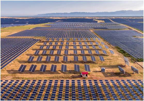                                         
	　　全世界都在關(guān)注發(fā)展中國家的空氣污染問題，中國作為最大的發(fā)展中國家，在發(fā)展清潔能源方面走在了前列。在中國第七大沙漠庫布其，億利資源集團(tuán)建成了中國最大的沙漠太陽能電站，受到國際社會廣泛關(guān)注