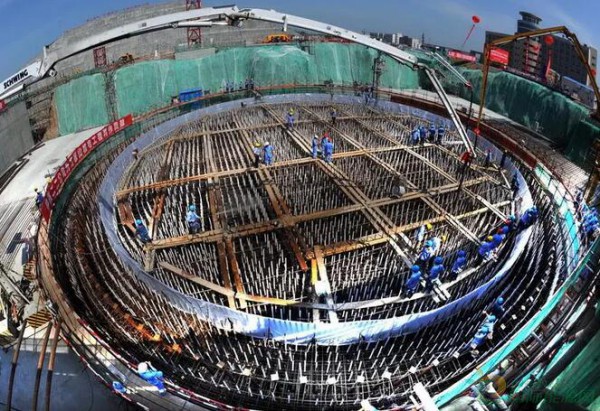 
                    核電對(duì)于中國(guó)有其獨(dú)特的戰(zhàn)略意義，但未來(lái)電力格局留給核電的空間卻不容樂(lè)觀，馮灝寫(xiě)道。
(來(lái)源：中外對(duì)話訂閱號(hào))

地處浙江省嘉興市海鹽縣的秦山核電站