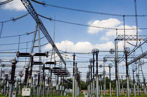 
												
												
	黨的十九大吹響了決勝全面建成小康社會(huì)、奪取新時(shí)代中國(guó)特色社會(huì)主義偉大勝利的時(shí)代號(hào)角，作出了中國(guó)特色社會(huì)主義進(jìn)入了新時(shí)代、我國(guó)社會(huì)主要矛盾已經(jīng)轉(zhuǎn)化為人民日益增長(zhǎng)的美好生活需要和不平衡不充分的發(fā)展之間的矛盾等重大政治論斷，深刻闡述了新時(shí)代中國(guó)共產(chǎn)黨的歷史使命，確立了習(xí)近平新時(shí)代中國(guó)特色社會(huì)主義思想的歷史地位，提出了新時(shí)代堅(jiān)持和發(fā)展中國(guó)特色社會(huì)主義的基本方略，確定了決勝全面建成小康社會(huì)、開啟全面建設(shè)社會(huì)主義現(xiàn)代化國(guó)家新征程的目標(biāo)，對(duì)新時(shí)代推進(jìn)中國(guó)特色社會(huì)主