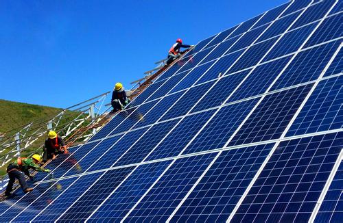 一塊塊藍(lán)色的光伏電板，整齊地排列在路邊，已成為一道靚麗的風(fēng)景線。這是株洲縣朱亭鎮(zhèn)政花村新建的光伏發(fā)電站