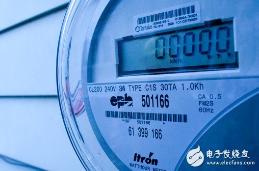 
												
												
	　　當(dāng)前世界各國為求電力使用的安全、質(zhì) 量及節(jié)約，均致力于智能電網(wǎng)基礎(chǔ)建設(shè)之發(fā)展。然智能電網(wǎng)成功運(yùn)作的重要環(huán)節(jié)之一，即是必須完整且實(shí)時(shí)的搜集各電力用戶之用電信息，因而積極布建處于供用電 兩端中介地位之先進(jìn)讀表基礎(chǔ)建設(shè)（AMI）便成為推動智能電網(wǎng)順利發(fā)展的首要任務(wù)