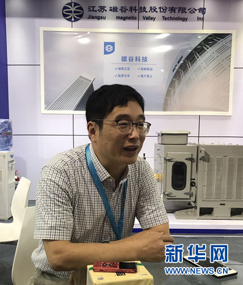 



　　新華網(wǎng)北京8月28日電（門(mén)妍）如今，倡導(dǎo)節(jié)能環(huán)保方式、培育綠色低碳發(fā)展意識(shí)是從國(guó)家層面到每個(gè)公眾形成的共識(shí)，企業(yè)如何實(shí)現(xiàn)低碳發(fā)展？怎樣通過(guò)技術(shù)創(chuàng)新參與推動(dòng)綠色低碳消費(fèi)與低碳環(huán)保的社會(huì)風(fēng)尚中來(lái)？國(guó)家級(jí)高新技術(shù)企業(yè)、首批國(guó)家級(jí)綠色工廠江蘇磁谷科技董事長(zhǎng)徐俊峰日前接受新華網(wǎng)記者專(zhuān)訪，暢談其節(jié)能低碳型永磁傳動(dòng)產(chǎn)品的前沿技術(shù)。


　　圖為江蘇磁谷科技董事長(zhǎng)徐俊峰接受新華網(wǎng)記者采訪
　　徐俊峰對(duì)記者介紹，江蘇磁谷科技于2015年2月在新三板掛牌，專(zhuān)業(yè)致力于節(jié)能低碳型永磁傳動(dòng)產(chǎn)品的研發(fā)，成功實(shí)現(xiàn)了企業(yè)的產(chǎn)