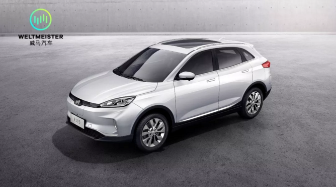                        在風(fēng)電設(shè)備制造商之外，遠(yuǎn)景創(chuàng)始人兼CEO張雷還意在建立一個(gè)覆蓋全球的能源物聯(lián)網(wǎng)平臺(tái)。  遠(yuǎn)景能源科技有限公司（下稱遠(yuǎn)景）正把公司的版圖延伸到與新能源相關(guān)的各個(gè)領(lǐng)域，電動(dòng)汽車是它最新的落腳點(diǎn)