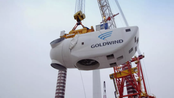                        2018年2月，福建三峽興化灣。 在這里，由新疆金風(fēng)科技股份有限公司（下稱(chēng)“金風(fēng)科技”）自主開(kāi)發(fā)，亞太地區(qū)最大容量海上風(fēng)電機(jī)組——GW154/6700海上機(jī)組，順利完成吊裝