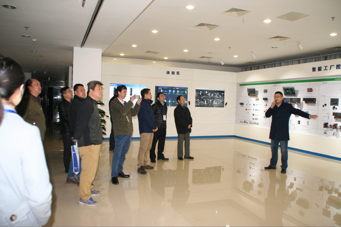 　　【中國儀表網(wǎng) 儀表會議】2018年3月20日，由中國儀器儀表學會產(chǎn)品信息工作委員會主辦，和利時科技集團有限公司承辦的石油化工儀表自動化技術國產(chǎn)化推進研討會，在和利時北京基地國際會議廳舉行。來自中國石油和化學工業(yè)聯(lián)合會、中石油、中石化、中海油、中國化工、神華集團、中煤集團、魯西集團、雙欣集團及其他地方國有、民營石油化工企業(yè)，SEI、LPEC、SNEC、寰球、天辰、賽鼎、東華、華陸、成達、昆侖、中油總院、海油總院、石化盈科等知名工程公司、設計院，以及和利時、浙江倫特、北京古達、菲時博特、耐德、東風機電、浙