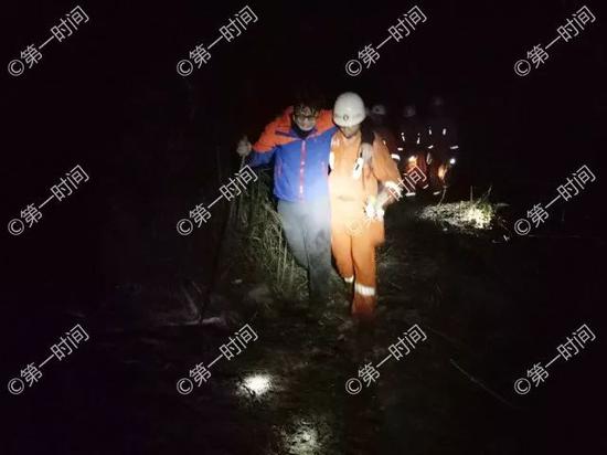                        2月28日，來自北京一家風力發(fā)電公司的4名技術人員在平樂縣與鐘山縣交界的原始森林開展發(fā)電基站選點工作時，因為山路險峻、導航偏誤，4人在下山時被困深山。經(jīng)過消防、政府工作人員和熱心群眾長達十小時的通宵營救，久困山內(nèi)的4人終于安全下山