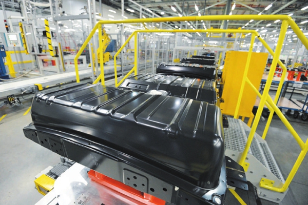 
	中國儲(chǔ)能網(wǎng)訊：隨著電動(dòng)汽車的推廣和相關(guān)技術(shù)的發(fā)展，三元鋰電池（以下簡(jiǎn)稱“三元電池”）已成為一種趨勢(shì)。在國內(nèi)市場(chǎng)，乘用車紛紛換裝三元電池，其產(chǎn)能也不斷增長(zhǎng)，磷酸鐵鋰電池由于能量密度相對(duì)較低而逐漸處于下風(fēng)