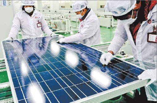 
												
												       中歐貿(mào)易史上金額最大的貿(mào)易爭端——中歐光伏案“峰回路轉(zhuǎn)”，日前達(dá)成價(jià)格承諾方案。27日，中國機(jī)電產(chǎn)品進(jìn)出口商會、中國可再生能源學(xué)會、全聯(lián)新能源商會、中國資源綜合利用協(xié)會可再生能源專業(yè)委員會、中國光伏產(chǎn)業(yè)聯(lián)盟等5家行業(yè)組織聯(lián)合發(fā)表聲明稱，中國光伏產(chǎn)業(yè)代表與歐委會就中國輸歐光伏產(chǎn)品貿(mào)易爭端達(dá)成價(jià)格承諾