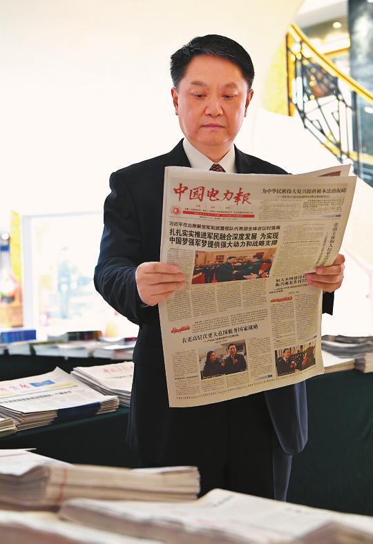 　　南方電網：及時學習抓好貫徹

　　中國電力報 中電新聞網訊 通訊員何宇瞳報道 為做好學習宣傳貫徹全國兩會精神工作，南方電網公司日前印發(fā)《關于認真學習宣傳貫徹2018年全國兩會精神的通知》（以下簡稱《通知》），要求全網及時學習、做好宣傳、抓好貫徹。

　　《通知》指出，2018年全國兩會是黨的十九大后召開的第一次全國兩會，對貫徹落實習近平新時代中國特色社會主義思想和黨的十九大精神，使黨的主張通過法定程序成為國家意志，實現黨的十九大確定的目標任務，推動黨和國家事業(yè)繼往開來、再創(chuàng)輝煌，具有十分重要的意義