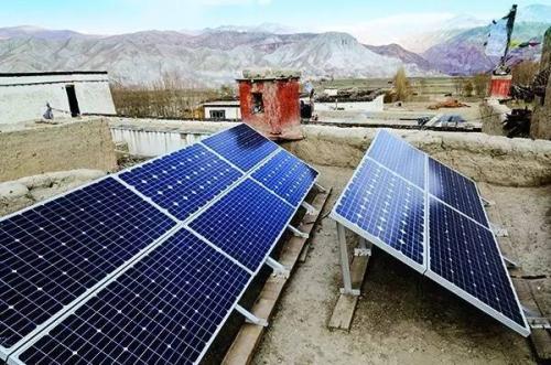 2017年，由于受經(jīng)濟(jì)回暖、環(huán)保施壓和煤電去產(chǎn)能等多重因素的影響，預(yù)計(jì)全國(guó)棄風(fēng)率、棄光率同比分別下降6.7和3.8個(gè)百分點(diǎn)。但是伴隨著冬季燃煤供暖解禁、天然氣更新加速以及經(jīng)濟(jì)的不確定性，新能源未來(lái)消納的整體形勢(shì)依然嚴(yán)峻