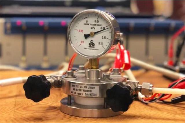 
	中國儲(chǔ)能網(wǎng)訊：據(jù)外媒報(bào)道，研發(fā)人員設(shè)計(jì)了新款鋰電池，其電能或?qū)⒈犬?dāng)前鋰電池高了5倍。據(jù)《Nature》期刊報(bào)道，該設(shè)計(jì)利用鋰與空氣中提取的氧氣發(fā)生反應(yīng)，在電池陽極上覆蓋了一款薄薄的碳酸鋰、非晶碳涂層，該結(jié)構(gòu)有助于鋰離子的流動(dòng)，同時(shí)阻隔體積較大的氧分子及二氧化碳