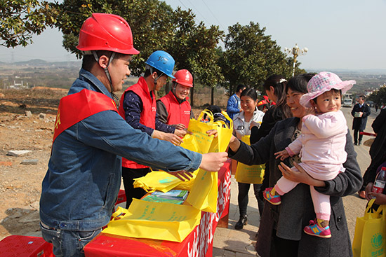 
　　為推動電網健康發(fā)展，加強電力設施保護工作，保障電網安全穩(wěn)定運行，營造社會共同關心、參與電力設施保護工作的濃厚氛圍，近日，安徽送變電公司巢湖運檢站在當地縣政府組織開展大型志愿服務系列活動之際，聯合屬地供電所在活動現場開展電力設施保護宣傳活動，旨在加強春季輸電線路通道防治工作，提高民眾電力設施保護意識。

　　春季是輸電線路外破跳閘事故的多發(fā)期，輸電線路通道防治工作呈現范圍廣、管控難、關注點多等困境