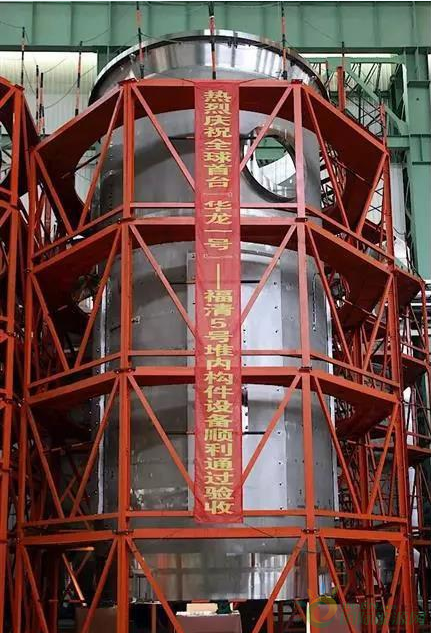 
                    　　你知道嗎，出口一座“華龍一號(hào)”核電站的效益，相當(dāng)于出口200架中型飛機(jī)，將有效帶動(dòng)我國(guó)5400多家設(shè)計(jì)、設(shè)備制造等高端裝備制造企業(yè)和高新技術(shù)企業(yè)共同“走出去”，助力中國(guó)邁入制造強(qiáng)國(guó)行列。
　　
　　出口一座“華龍一號(hào)”核電站的效益，相當(dāng)于出口200架中型飛機(jī)？
　　
　　問(wèn)：這五年來(lái)，在核工業(yè)領(lǐng)域最值得驕傲的事情有什么？
 

　　
　　答：華龍一號(hào)！華龍一號(hào)！華龍一號(hào)！
　　
