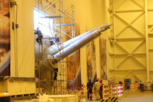 　　±1100kV昌吉換流站聚焦核心設(shè)備安裝，精心策劃，科學(xué)管控，高質(zhì)量推進(jìn)項目建設(shè)。截至3月24日，該站首臺換流變壓器和首套換流閥順利完成設(shè)備主體安裝，標(biāo)志著該項目全面進(jìn)入核心設(shè)備安裝階段，正式打響工程建設(shè)攻堅戰(zhàn)