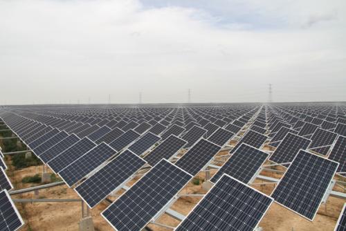 隆基在下游光伏電站的布局進一步加大。財經(jīng)日歷資訊快遞貴金屬模擬交易貴金屬專家直播室金投網(wǎng)貴金屬行情軟件3月23日晚，隆基股份公告稱，根據(jù)戰(zhàn)略發(fā)展需要，公司全資子公司靈武市隆橋光伏新能源有限公司擬在寧夏靈武市馬家灘鎮(zhèn)投資建設(shè)228MW光伏發(fā)電項目，項目建設(shè)期預(yù)計4個月，預(yù)計總投資額約13.65億元，資金來源于公司自籌和銀行貸款