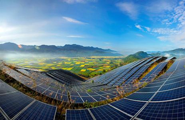 高達53GW的新增裝機，讓2017年光伏行業(yè)發(fā)展再攀高峰。而根據(jù)賽迪智庫發(fā)布的《2018年中國光伏產(chǎn)業(yè)發(fā)展形勢展望》顯示，在供給側，各環(huán)節(jié)新增及技改產(chǎn)能在2018年逐步釋放