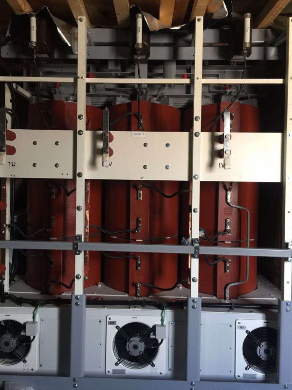                                         
	　　美國PPP公司18對棒多晶硅完整全套生產(chǎn)線出售：
	

	　　主件部分：
	

	　　還原爐主爐體，不銹鋼316L材料，雙層爐體，重量二十六噸左右；主變壓器機組，帶強風(fēng)空調(diào)干式三聯(lián)組，自重二十噸。

	

	

	　　主控部分：
	

	　　變頻調(diào)壓全自動配電柜，管道通風(fēng)設(shè)備整套完整