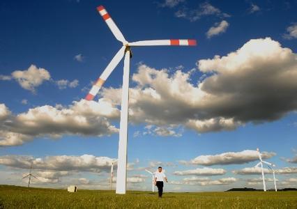 2018年2月份我市新能源發(fā)電裝機(jī)容量35.9萬(wàn)千瓦，發(fā)電量5785.407萬(wàn)千瓦時(shí)，同比增長(zhǎng)13.98%，環(huán)比下降10.96%，限發(fā)電量1423.06萬(wàn)千瓦時(shí)，同比增長(zhǎng)18.02%，環(huán)比增長(zhǎng)2.55%。財(cái)經(jīng)日歷資訊快遞貴金屬模擬交易貴金屬專家直播室金投網(wǎng)貴金屬行情軟件一、全市風(fēng)電場(chǎng)2月份發(fā)電量2018年2月份，我市風(fēng)電發(fā)電量3810.404萬(wàn)千瓦時(shí)，同比增長(zhǎng)11.36%，環(huán)比下降15.94%，限發(fā)電量1110.061萬(wàn)千瓦時(shí)，綜合棄風(fēng)率約為22.6%，等效發(fā)電小時(shí)約173.9小時(shí)