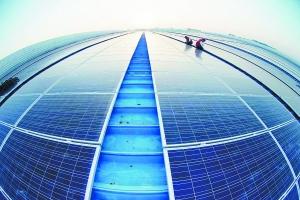 光伏企業(yè)東方日升在去年底投資80億元擴建基地后，近日又投入20億元建設(shè)新基地。近年來，各光伏企業(yè)都在進(jìn)行產(chǎn)能競賽，但近年來光伏產(chǎn)能過剩的預(yù)警層出不窮