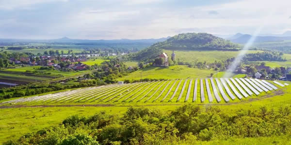                                         
	　　美國(guó)政府拒絕了歐盟（EU）提出的免除最高歐盟太陽(yáng)能進(jìn)口關(guān)稅的要求。

	

	　　在向世界貿(mào)易組織（WTO）提交的一份聯(lián)合文件中，歐盟斷言其太陽(yáng)能產(chǎn)品的價(jià)格上漲和產(chǎn)量下降對(duì)美國(guó)“沒(méi)有造成任何嚴(yán)重?fù)p害”，因此不應(yīng)受到嚴(yán)厲處罰，但被華盛頓方面駁回