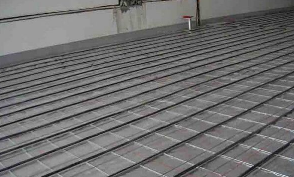 
												
												
	太陽能地板輻射采暖簡稱太陽能地暖，是一種以采集的太陽能作為熱源，通過敷設(shè)于地板中的盤管加熱地面進(jìn)行供暖的系統(tǒng)，是太陽能作為熱源與地暖作這末端的結(jié)合體。眾所周知，太陽能是取之不盡，用之不竭的能源