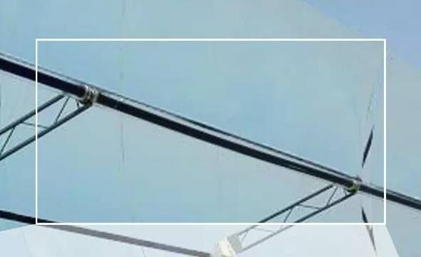 
												
												
	　　太陽(yáng)能熱發(fā)電概述

	　　太陽(yáng)能熱發(fā)電是利用太陽(yáng)能聚光器先將太陽(yáng)輻射能轉(zhuǎn)化為熱能，然后經(jīng)過各種方式轉(zhuǎn)換為電能的技術(shù)形式。

	　　太陽(yáng)能熱發(fā)電包括： 聚光太陽(yáng)能熱發(fā)電（CSP）、太陽(yáng)能半導(dǎo)體溫差發(fā)電、太陽(yáng)能煙囪發(fā)電、太陽(yáng)池發(fā)電和太陽(yáng)能熱聲發(fā)電等