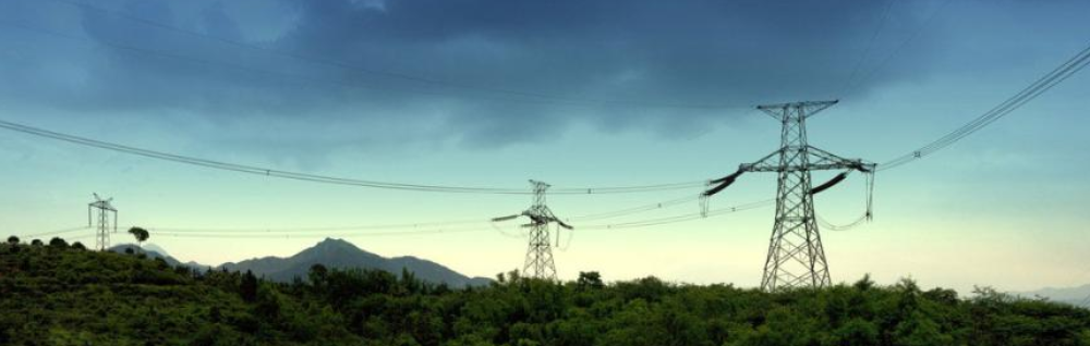 
												
												
	在上海市中心黃浦區(qū)，一座不同尋常的電廠正在悄然建設(shè)中。它不建廠房，不燒煤、不燒氣，預(yù)計(jì)今年年末，它能在用電高峰時(shí)段釋放出約5萬千瓦電力來“削峰填谷”