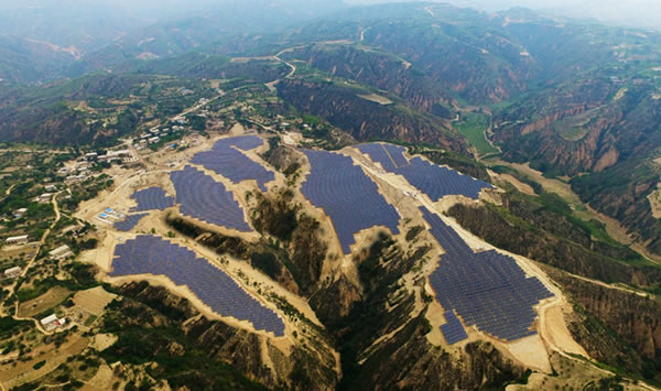                                         
	　　編者按

	　　根據(jù)聯(lián)合國(guó)可再生能源署發(fā)布的報(bào)告，近7年來(lái)光伏發(fā)電成本降幅達(dá)到70%。伴隨著技術(shù)的進(jìn)步全球迎來(lái)了爆發(fā)式的增長(zhǎng)，去年中國(guó)光伏也迎來(lái)了近十年最好的發(fā)展機(jī)遇，全國(guó)新增裝機(jī)容量首次突破50GW，提前完成了“十三五”規(guī)劃目標(biāo)，發(fā)展形勢(shì)大好