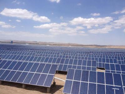 國家發(fā)改委在最新發(fā)布的《關(guān)于2018年光伏發(fā)電項(xiàng)目?jī)r(jià)格政策的通知》中指明根據(jù)當(dāng)前光伏產(chǎn)業(yè)技術(shù)進(jìn)步和成本降低情況，降低2018年1月1日之后投運(yùn)的光伏電站標(biāo)桿上網(wǎng)電價(jià)，Ⅰ類、Ⅱ類、Ⅲ類資源區(qū)標(biāo)桿上網(wǎng)電價(jià)分別調(diào)整為每千瓦時(shí)0.55元、0.65元、0.75元(含稅)。2018年1月1日以后投運(yùn)的、采用“自發(fā)自用、余量上網(wǎng)”模式的分布式光伏發(fā)電項(xiàng)目，全電量度電補(bǔ)貼標(biāo)準(zhǔn)降低0.05元，即補(bǔ)貼標(biāo)準(zhǔn)調(diào)整為每千瓦時(shí)0.37元(含稅)