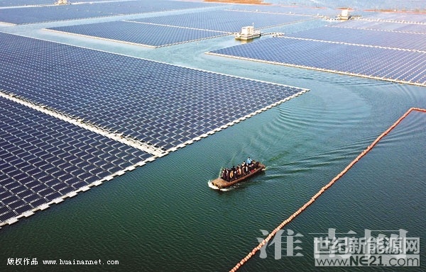  潘集區(qū)水面漂浮光伏電站由中國三峽集團三峽新能源公司利用該區(qū)采煤沉陷區(qū)閑置水面建設(shè)，項目總投資約10億元，總裝機容量150兆瓦，計劃今年5月實現(xiàn)全部并網(wǎng)發(fā)電，年發(fā)電量約1.5億千瓦時清潔電力，能夠滿足約9.4萬戶城鄉(xiāng)家庭的用電需求。近年來，我市利用豐富的太陽能資源，建設(shè)與生態(tài)治理相結(jié)合的光伏基地，積極探索“漁光互補”新模式，把沉陷區(qū)變成了綠色能源基地