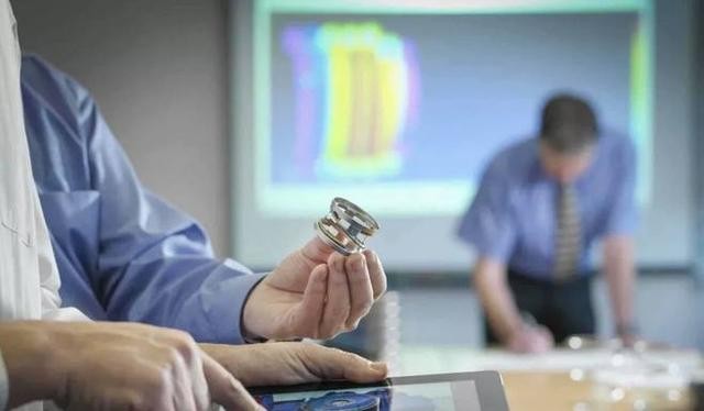 
	2012年，美國(guó)通用電氣公司（GE）率先推出Predix平臺(tái)，被認(rèn)為是工業(yè)互聯(lián)網(wǎng)風(fēng)靡全球的起點(diǎn)；2018年，我國(guó)政府工作報(bào)告提出加快制造強(qiáng)國(guó)建設(shè)，發(fā)展工業(yè)互聯(lián)網(wǎng)平臺(tái)，創(chuàng)建“中國(guó)制造2025”示范區(qū)，工業(yè)互聯(lián)網(wǎng)上升到前所未有的高度。


	IDC數(shù)據(jù)顯示，2020年的中國(guó)工業(yè)互聯(lián)網(wǎng)市場(chǎng)規(guī)?？蛇_(dá)1275億美元，2015-2020年均復(fù)合增速約14.7%