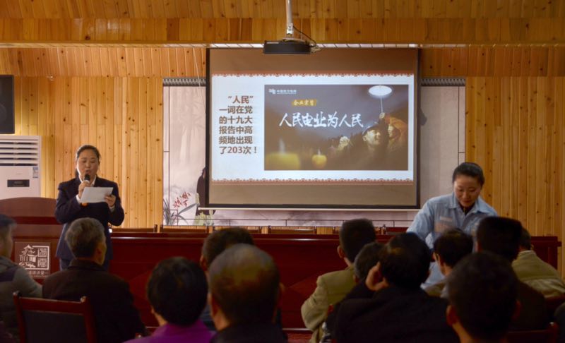 
　　近日，為貫徹落實鄉(xiāng)村振興戰(zhàn)略，積極響應貴州省委省政府、遵義市委市政府“脫貧攻堅春風行動”的工作部署，遵義供電局迅速啟動新時代“村電共建”升級工作，把人民對美好生活的電力需要作為一切工作的出發(fā)點和落腳點，讓人民從“用上電”到“用好電”，全力服務脫貧攻堅和鄉(xiāng)村振興。

　　2010年，遵義供電局按照“組織搭橋，業(yè)務唱戲”的思路，主動與當地黨委政府攜手構建“村電共建&rdqu