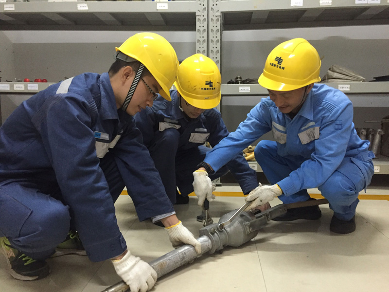 大豐變電站QC小組在研究更換下來(lái)的老舊隔離開(kāi)關(guān)，從中尋找解決開(kāi)關(guān)拒動(dòng)的原因。 伍昭靜 攝大豐變電站QC小組連續(xù)5年參與QC活動(dòng)，通過(guò)創(chuàng)新解決問(wèn)題，提升效率團(tuán)隊(duì)的成長(zhǎng)越來(lái)越快