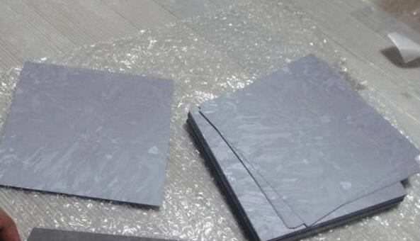 
												
												
	　　什么是太陽(yáng)能硅片

	　　硅片就是大塊兒硅切割成片子太陽(yáng)能電池片，一般主流的就是硅片做成晶硅太陽(yáng)能電池片，或者還有其他的太陽(yáng)能電池片：薄膜太陽(yáng)能電池、非晶硅太陽(yáng)能、聚光太陽(yáng)能電池等等。

	　　太陽(yáng)能硅片是利用太陽(yáng)能的能源之后轉(zhuǎn)化成動(dòng)能之后使用，適用的范圍比較的廣，而且也比較的節(jié)能，可以放心的使用